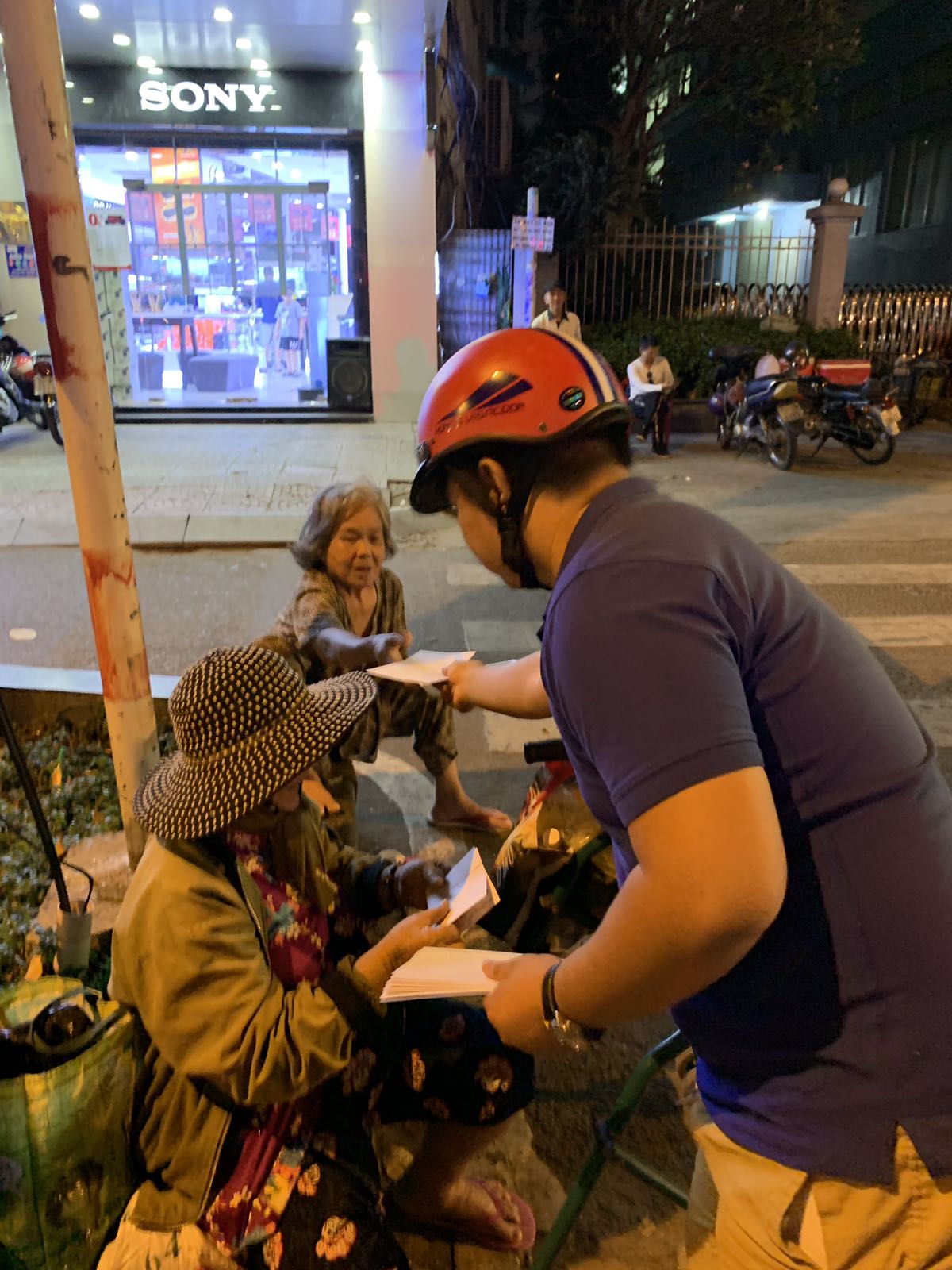 ảnh Viber 2019 12 26 23 47 39 - Á Châu Land trao hơn 400 phần quà cho người vô gia cư tại TP.HCM